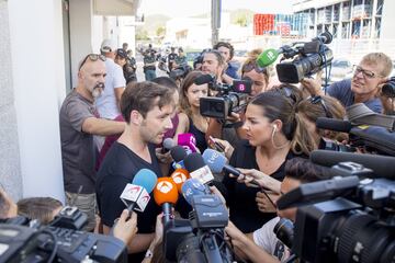 Pablo Nieto, hijo de Ángel Nieto, atiende a los medios a las puertas del tanatorio.