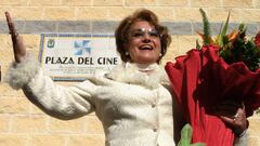 La actriz Carmen Sevilla, durante la inauguraci&oacute;n hoy la Plaza del Cine en Huelva, situada junto a la Casa Col&oacute;n.