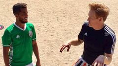 Gio Dos Santos y Conan O&#039;Brien, en Parque Pilares.