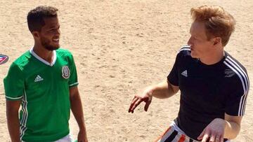 Gio Dos Santos y Conan O&#039;Brien, en Parque Pilares.