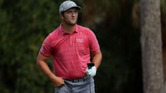 Jon Rahm observa una bola durante la jornada final del The Players en el THE PLAYERS Stadium Course del TPC Sawgrass de Ponte Vedra Beach, Florida.