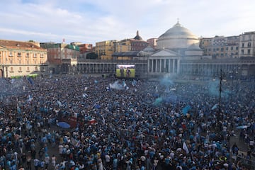 Aficionados del S. S. C. Napoli celebran por las calles de Nápoles la consecución del título de liga. De esta forma el conjunto italiano se proclamó campeón de la Serie A por cuarta vez en su historia.