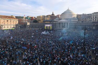 Aficionados del S. S. C. Napoli celebran por las calles de Nápoles la consecución del título de liga. De esta forma el conjunto italiano se proclamó campeón de la Serie A por cuarta vez en su historia.