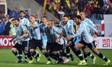 Argentina celebra el último penal de Tevez ante Colombia.