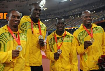 Comienza su noviazgo con el oro. Usain Bolt fue el deportista más famoso de esos juegos al conseguir tres oros de tres con solamente 22 años. Estableció dos nuevos récords mundiales, tanto en la final de 100 como en la de 200. Asombró la distancia que sacaba a los demás atletas al cruzar la línea de meta. Remató la faena ganando también los 100 metros con relevos junto a sus compañeros Nesta Carter, Asafa Powell y Michael Frater.