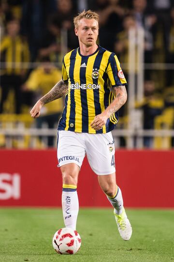 El danés llegó a Sevilla del Fenerbahçe en el verano de 2017 por 12,5 millones de euros. Kjaer se ha convertido en uno de los fijos para Machín esta temporada. El central solo se ha perdido tres minutos de los 720 posibles en Liga.