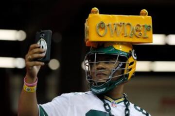 Un aficionado de los Packers que se puesto un complejo dispositivo para no escuchar cantar a Usher aprovecha para hacerse un selfie.