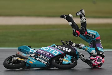 Joel Esteban tuvo esta aparatosa caída durante los entrenamientos de Moto3.