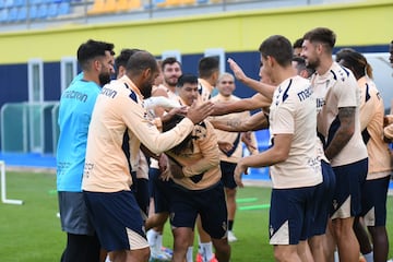 Óscar Melendo recibido por sus compañeros en el entrenamiento de hoy miércoles. Foto: Cádiz CF.