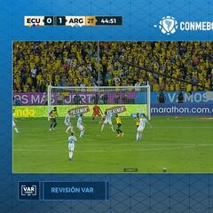 El VAR se metió en Ecuador - Argentina y generó la polémica cobrando un penal discutido