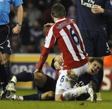 Aaron Ramsey con la pierna rota en un partido de Premier.  