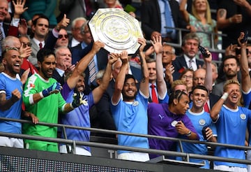 Agüero levanta junto a Silva su tercera Community Shield en 2019.