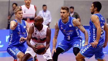 GRAF1182. BURGOS, 06/10/2018.- Los jugadores del San Pablo Burgos Ognjen Jaramaz (2i),Javi Vega (2d) y Alex Barrera (d) defienden al escolta canadiense Johnny Berhanemeskel en el partido de baloncesto de la tercera jornada de la liga Endesa. EFE/Santi Ote