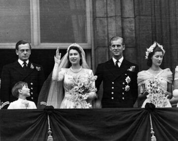 La suya fue la primera boda real retransmitida a todo el planeta. Se casó con el duque de Edimburgo el 20 de noviembre de 1947. Ella se casaba con el amor de su vida, un hombre al que nadie aprobaba (él era cadete en el Royal Naval College, y el encargado de entretener a la princesa y su hermana, la princesa Margarita), y que ni siquiera había contado con un gran apoyo popular cuando, el día 9 de julio, se había hecho público el compromiso. La novia llevaba un vestido diseñado por sir Norman Hartnell, de satén duquesa color marfil elaborado en Dunfermline, Escocia, y bordado con cristales y 10.000 perlas que habían sido importadas de Estados Unidos. Los bordados eran de estrellas y flores y estaban inspirados en La Primavera de Botticelli. 