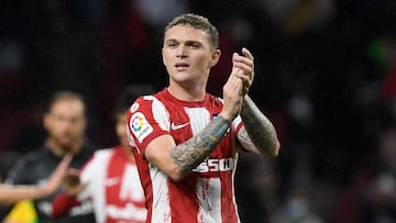 Kieran Trippier se despide de la afición del Atlético.