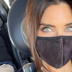 Un libro, unas tiritas, una colonia… descubre todo lo que lleva Pilar Rubio en su bolso