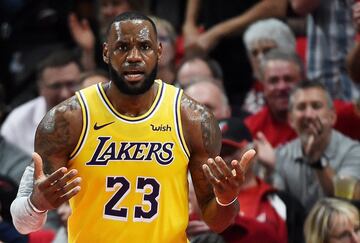 LeBron James debuta con los Lakers con derrota