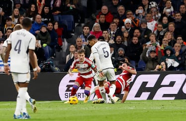 Cayó el inglés dentro del área, reclamando un derribo de Ignasi Miquel.