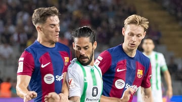 Isco, entre Gavi y De Jong, en Montjuïc.