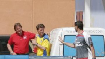 Schuster observó ayer a sus ex jugadores durante el entrenamiento