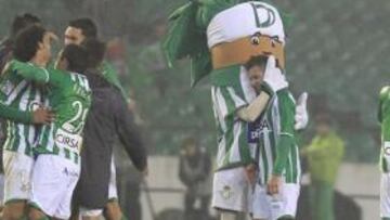 <b>ALBOROZO. </b>Los jugadores del Betis se abrazan al término del partido que ganaron remontando un gol del Valencia.