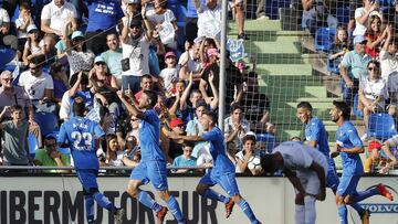 Jugadores del Getafe celebran un gol con su afición.