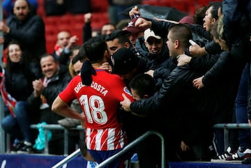 Diego Costa celebra el 2-0 con la grada, acción que le supuso la expulsión por doble amarilla.