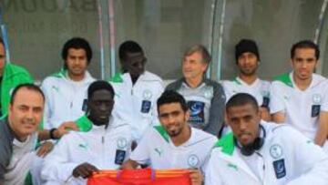 <b>ILUSIONADOS. </b>Jugadores y técnicos de Arabia Saudí posan con la camiseta de España. Hoy cumplirán un sueño enfrentándose a La Roja.