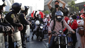 La Polic&iacute;a peruana observa a los manifestantes en las calles de Lima durante las protestas por la situaci&oacute;n pol&iacute;tica del pa&iacute;s los &uacute;ltimos d&iacute;as. observa a los manifestantes en las calles de Lima durante las protest