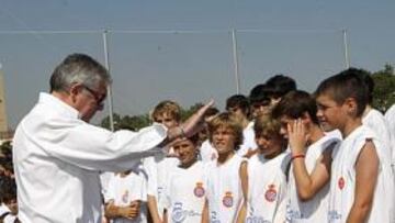 <b>EL FUTURO. </b>El presidente Dani Sánchez Llibre saludando a los chavales.