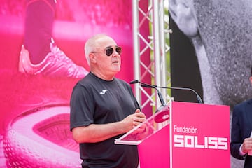 El padre del futbolista Andrés Iniesta, José Antonio Iniesta, durante la inauguración de la escultura Andrés Iniesta.