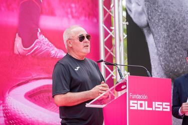 El padre del futbolista Andrés Iniesta, José Antonio Iniesta, durante la inauguración de la escultura Andrés Iniesta.