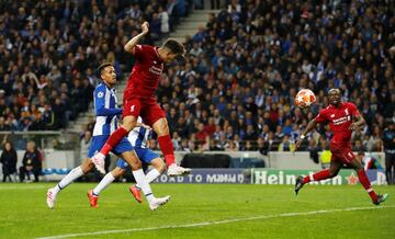 1-3 Roberto Firmino marcó el tercer gol.