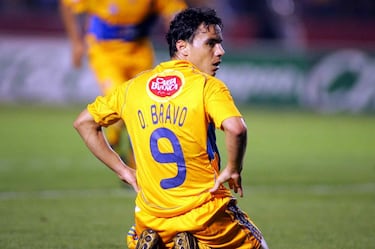 Omar Bravo Tordecillas, uno de los máximos referentes de Chivas en las últimas décadas, regresó al futbol mexicano en el Clausura 2009 tras su fallida aventura en el Deportivo La Coruña. El delantero volvió con Tigres en lugar del Rebaño. No tuvo mucha suerte con los felinos.  