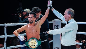 Brando Moreno tras proclamarse campeón con el cinturón.