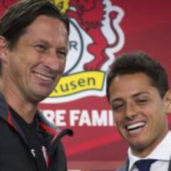 Chicharito recibe bienvenida de figura en el Leverkusen