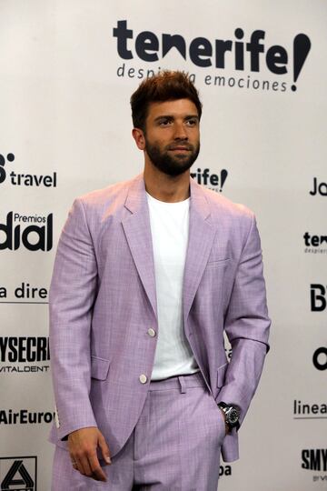 Pablo Alborán posando en la alfombra verde de los Premios Dial 2023.