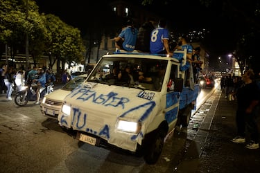 Aficionados del S. S. C. Napoli celebran por las calles de Nápoles la consecución del título de liga. De esta forma el conjunto italiano se proclamó campeón de la Serie A por cuarta vez en su historia.