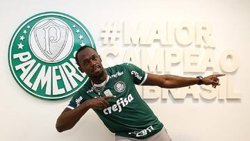 Fotograf&iacute;a cedida por la Agencia Palmeiras que muestra al exatleta jamaiquino Usain Bolt durante su visita al centro de entrenamiento del Palmeiras, donde se visti&oacute; de corto y conoci&oacute; al exseleccionador brasile&ntilde;o Luiz Felipe Sc