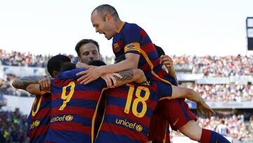 Iniesta, celebrando la victoria y el título en Granada.