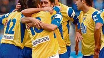 <b>COMO UNA PIÑA. </b>Los jugadores cadistas se abrazan a Enrique para celebrar el único gol anotado ayer en el Carranza.