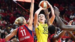 Breanna Stewart lanza ante Elena Delle Donne en las Finales de la WNBA 2018.