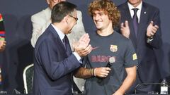 Griezmann, con Bartomeu en el acto de las pe&ntilde;as.
 
 
 