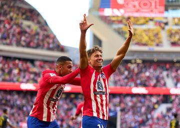 Celebraci¨®n de Marcos Llorente junto con Lino tras el primer gol.