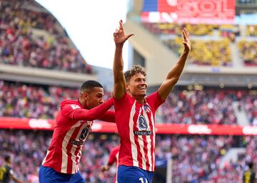 Celebración de Marcos Llorente junto con Lino tras el primer gol.