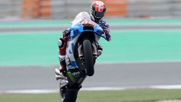 Álex Rins a una rueda con la Suzuki.
