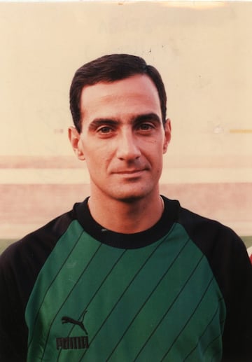 Eduardo Belza fue un portero del Atl¨¦tico de principios de los a?os 80. Tuvo muy poca participaci¨®n en el primer equipo rojiblanco, cuatro partidos en la campa?a 80-81, tres en el campeonato liguero y uno en Copa. En los tres ejercicios siguientes jug¨® con el filial, en Segunda Divisi¨®n. Lo tuvo muy dif¨ªcil para jugar, puesto que en la plantilla estaban Navarro, Aguinaga, Mej¨ªas¡ Jug¨® en el Rayo Vallecano, Mallorca, Tenerife y Las Palmas.