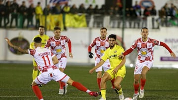 SALAMANCA, 20/12/2022.- El centrocampista del Villarreal, Manu Morlanes (c), disputa el balón ante los jugadores del Guijuelo durante el encuentro correspondiente a la segunda eliminatoria de la Copa del Rey disputado hoy martes en Estadio Municipal Luis Ramos de la localidad salmantina. EFE/J.M.GARCÍA.
