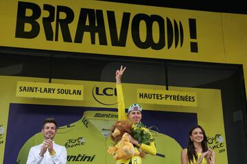 Tadej Pogacar celebra en el podio la victoria en la primera etapa de los Pirineos. El esloveno, líder de la general, aumenta las distancias con 1:57 sobre su perseguidor, Jonas Vingegaard.