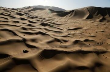 Bonita imagen del piloto Wein Han y su copiloto atravesando el desierto del Gobi durante el rally 'Ruta de la seda'.